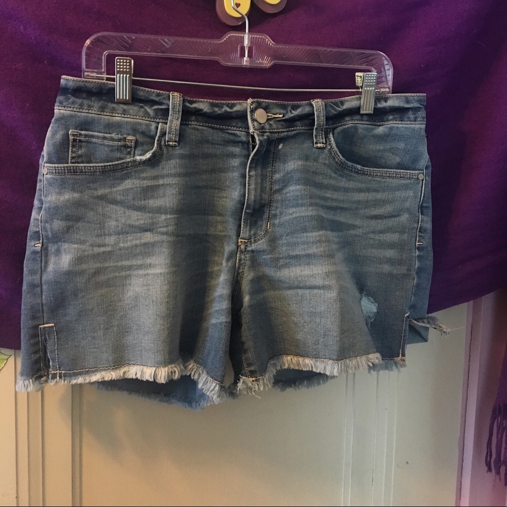 Light wash fray hem light distressed denim shorts